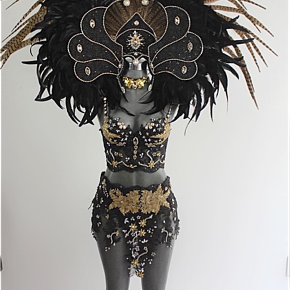 Very detail with real feathers, designed by Vanessa Barba a well known designer! - Picture 4 of 16